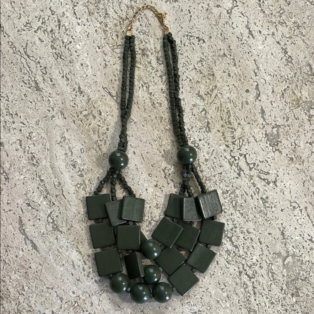 Wooden bead necklace green